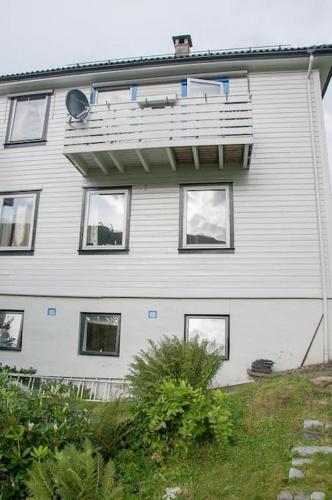 Modern apartment with free parking in Arstad