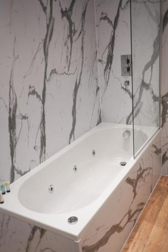 Bathroom, Novana Aparthotel in South Side