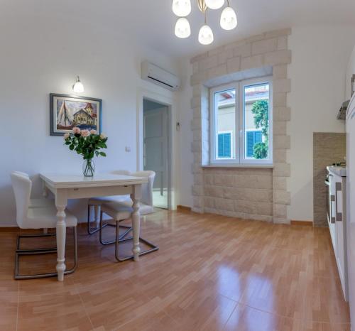 Chic Apartment in Center, Split (photo 7)