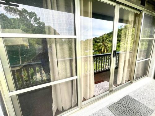 Ngermid Oasis-Spacious Studio Loft W/ Garden Views