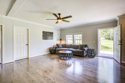 Jacksonville Home with Deck - 30 Mi to Talladega! in Jacksonville, USA