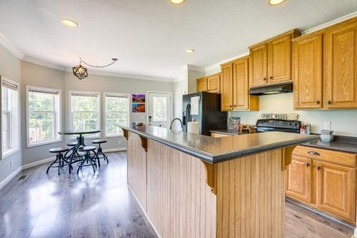 Jacksonville Home with Deck - 30 Mi to Talladega! in Jacksonville, USA