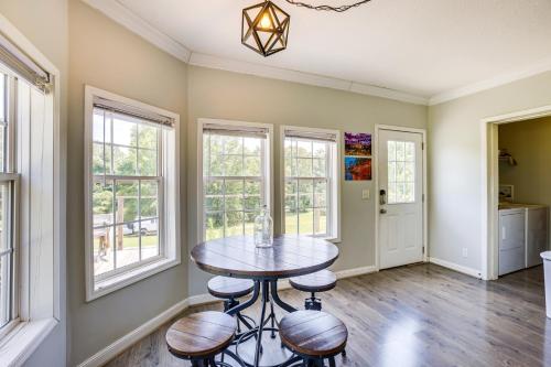 Jacksonville Home with Deck - 30 Mi to Talladega! in Jacksonville, USA