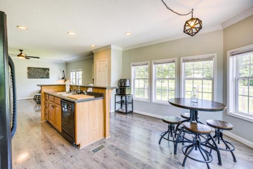 Jacksonville Home with Deck - 30 Mi to Talladega! in Jacksonville, USA