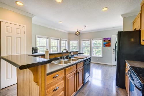 Jacksonville Home with Deck - 30 Mi to Talladega! in Jacksonville, USA
