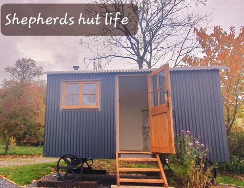 Shepherd's Hut @ The Old Forge Glamping in ทัลโลว์