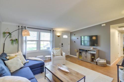 Three Oaks Home with Guest House - 8 Mi to Beach! in Three Oaks, USA