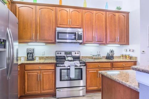 LakeView Penthouse Elegance condo - image 5