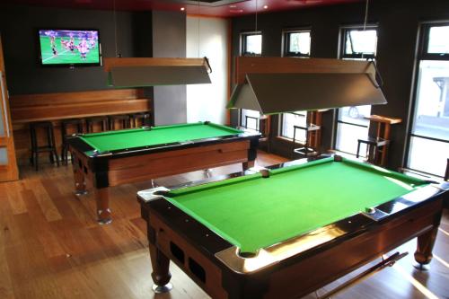 娛樂設施, 帝國賓館 (Imperial Motel) in 鮑勒爾