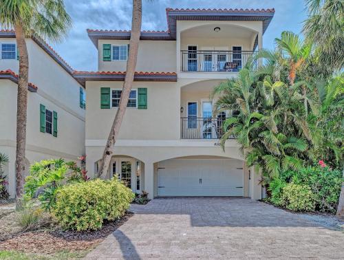 Six-Bedroom House image 6