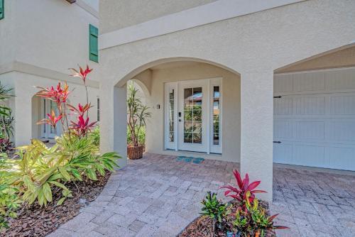Six-Bedroom House image 3