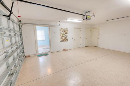 Six-Bedroom House image 2