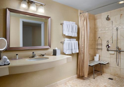 West Inn & Suites - image 11