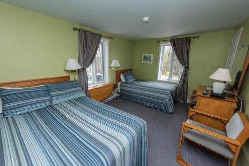  Intermediate Room 1 double bed and 1 single bed