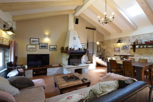 BEST PRICES VILLA NINI with refreshing private pool, barbecue,bikes and much more in Fuskulin