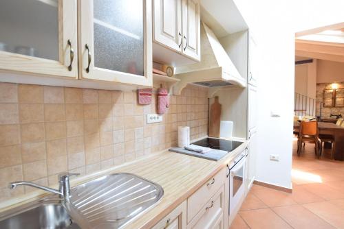 BEST PRICES VILLA NINI with refreshing private pool, barbecue,bikes and much more in Fuskulin
