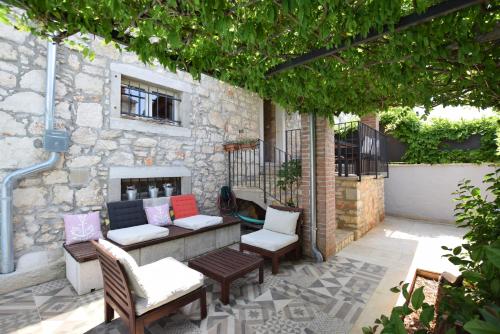 BEST PRICES VILLA NINI with refreshing private pool, barbecue,bikes and much more in Fuskulin