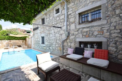 BEST PRICES VILLA NINI with refreshing private pool, barbecue,bikes and much more in Fuskulin