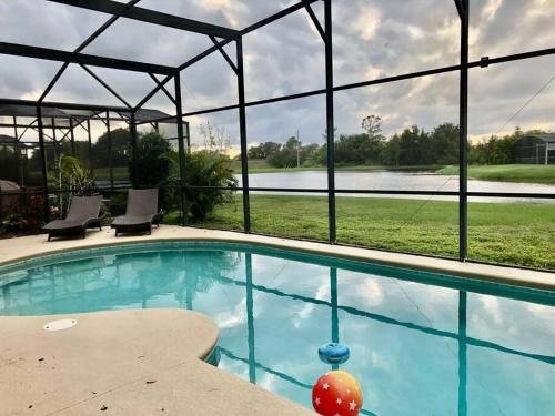 Marvelous Villa 4Beds 4 bath,pool,and lake front. in Kissimmee, USA