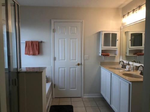 Marvelous Villa 4Beds 4 bath,pool,and lake front. in Kissimmee, USA