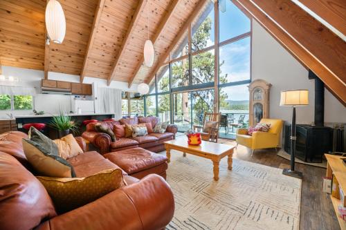 Moonlight Shores Lakefront - Lakefront home with hot tub! in Fawnskin, USA