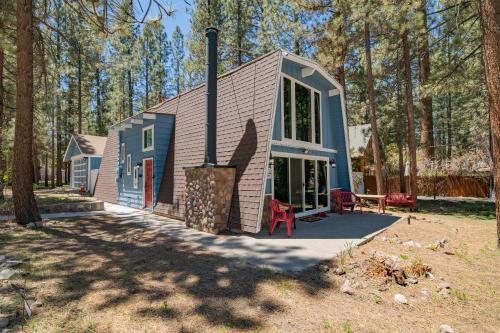 Sherwood Pines - Getaway to the mountains! Comfortable Gambrel style with a Pool Table! in Big Bear City, USA