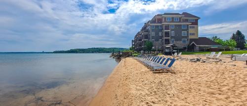 Tamarack Lodge - Accommodation - Traverse City