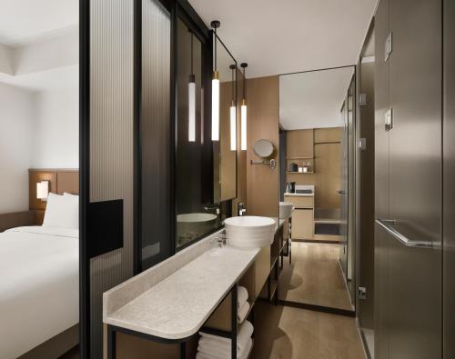 Queen Bed Room - Skyline View