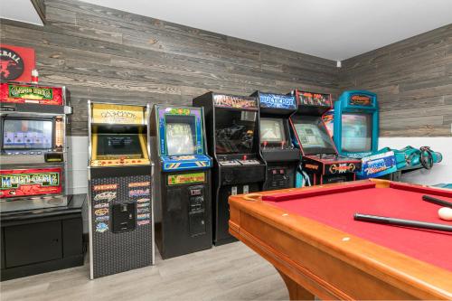 The Grizzlies Den - Log style cabin located in the desirable Fox Farm area! Games and arcade!