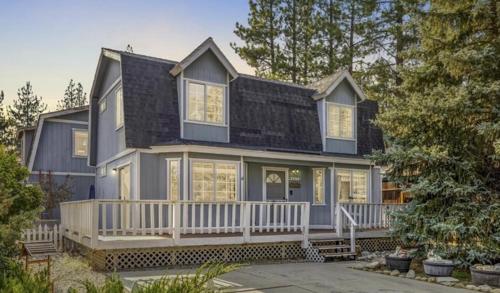 The Lost Boys Hideaway - One of a Kind Mountain Getaway!