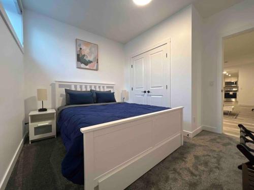 2BR Suite, Private Entry, Full Kitchen, Washer & Dryer, Free Parking, Smart TV with Netflix, High-Speed Wi-Fi, Self Check-In, Near Banff National Park, Calgary (photo 9)