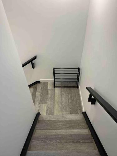 2BR Suite, Private Entry, Full Kitchen, Washer & Dryer, Free Parking, Smart TV with Netflix, High-Speed Wi-Fi, Self Check-In, Near Banff National Park, Calgary (photo 8)