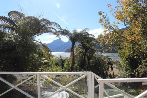 Mahakipawa Waterfront Hideaway - Belvue Bay Home