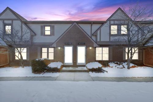 Spacious Townhouse Finished Basement in Toledo, USA