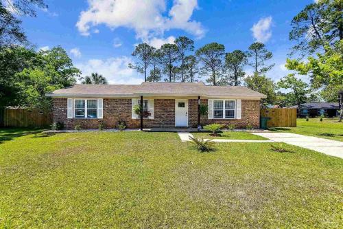 Zunanjost, Very Private 3 Bed Home with HEATED Pool Palms and Big Fenced Yard in Myrtle Grove