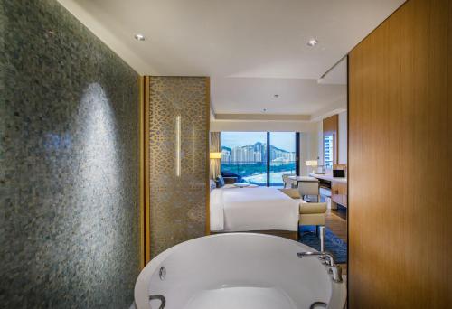 room detail thumbnail 2