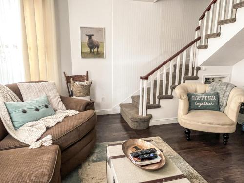 ห้องส่วนกลางสำหรับนั่งเล่น/ดูทีวี, The Jailer's Cottage * Entire Home * Sleeps 12 in สปริงซิตี้ (ยูท่าห์)