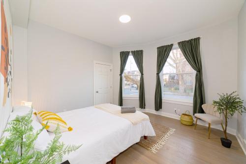The East Rock, 4BR, On-site Parking, Washer & Dryer, Walk to Yale in New Haven, USA