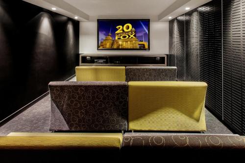 gedeelde lounge/tv-ruimte, Code Apartments in Brisbane