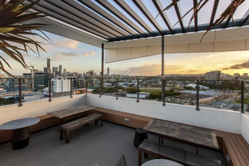 Tesis özellikleri, Code Apartments in Brisbane