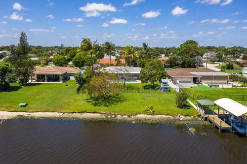 Vibrant Pool Home! Kayak, Firepit & Playground!