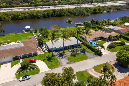 Vibrant Pool Home! Kayak, Firepit & Playground!