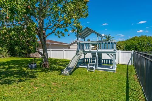 Vibrant Pool Home! Kayak, Firepit & Playground!