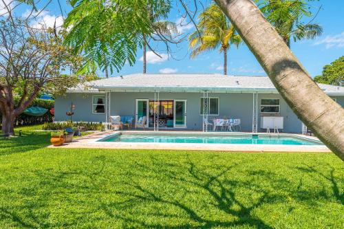 Vibrant Pool Home! Kayak, Firepit & Playground!