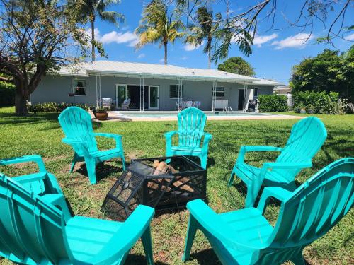 Vibrant Pool Home! Kayak, Firepit & Playground!