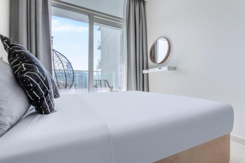 Reva Residences - One Bedroom Apartment by the S Holiday Homes, Dubaj