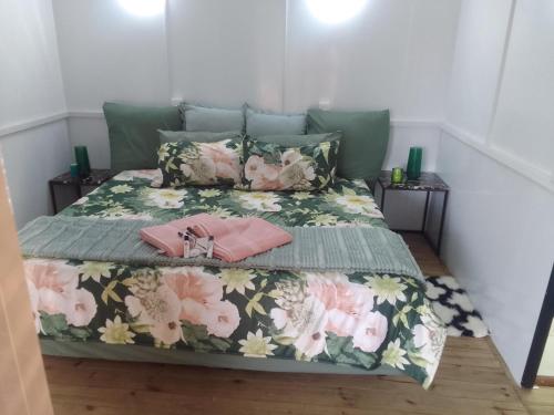 2 twin beds