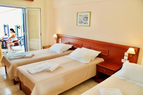 1 double bed, 3 twin beds