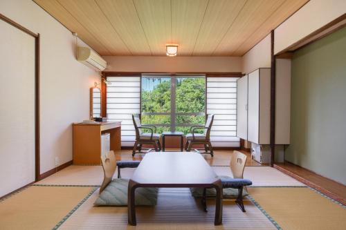 Japanese-style room Forest view