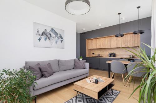 Modern & Spacious Apartment with Air Conditioning & Parking by Renters Prestige, Краков